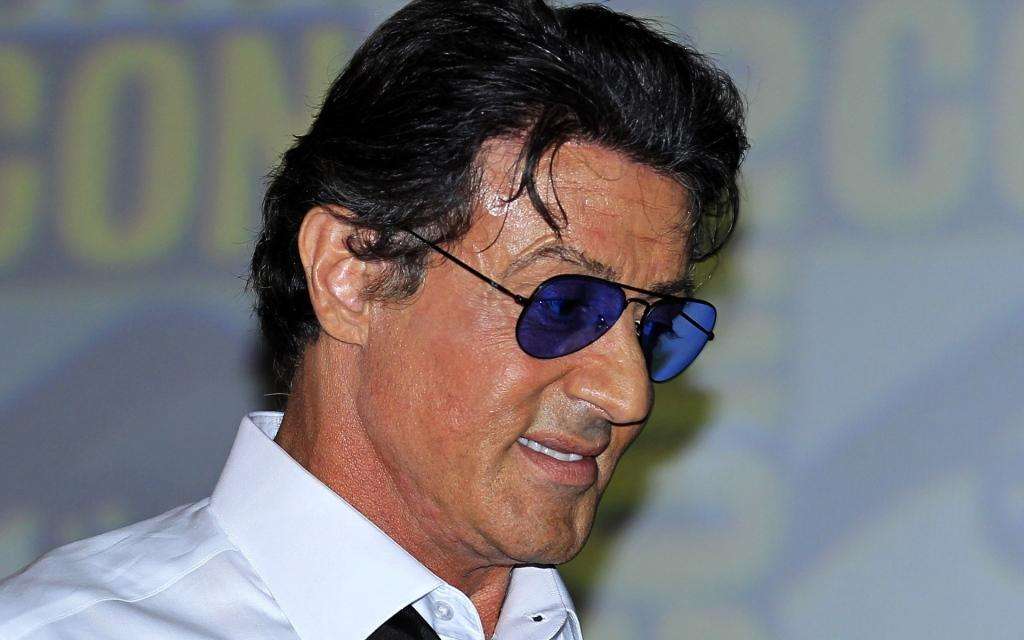 "肌肉猛男"史泰龙晒女儿合照,3人颜值身材逆天,比超模还要棒_洛奇