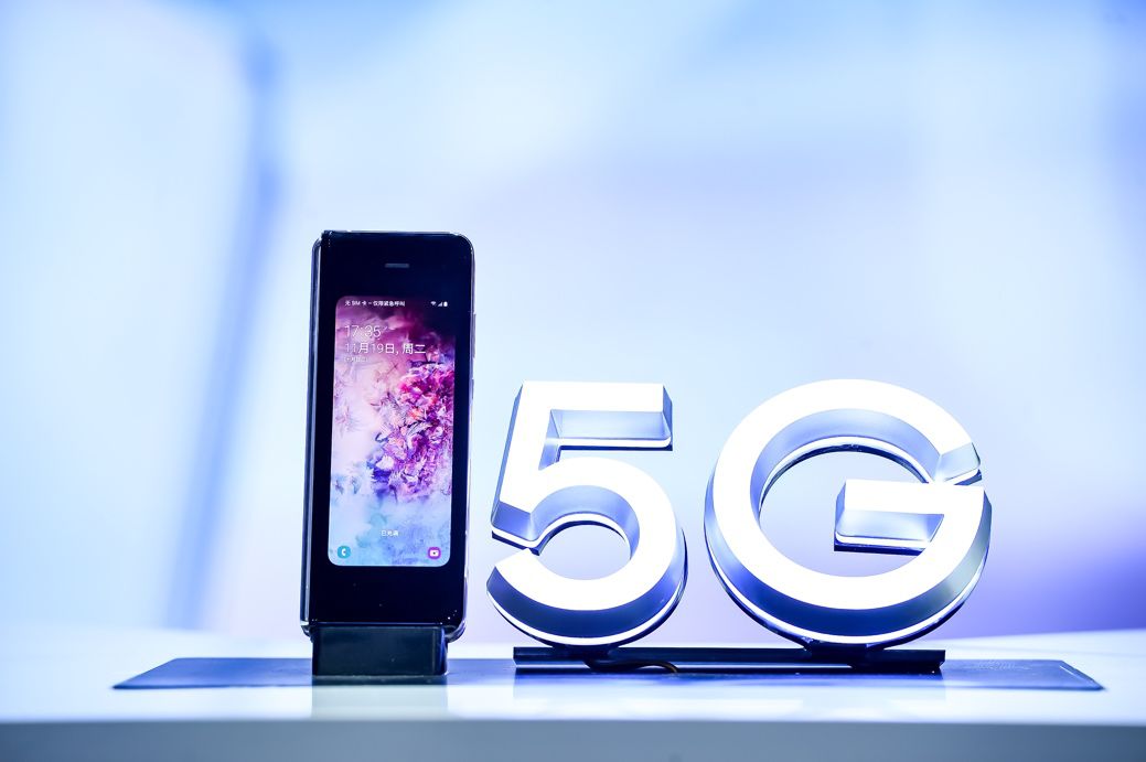 三星5g折叠机皇来了我们的手机零下十几度也能随意弯折