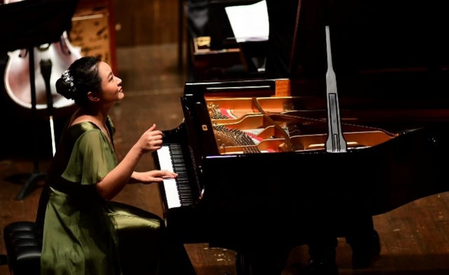 深圳钢琴家袁芳联袂澳门中乐团演绎《春天的故事》