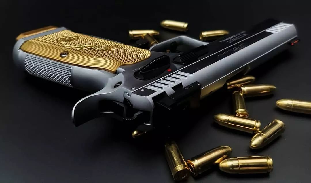 枪械骚图光线构图背景加上精修真的没话说了