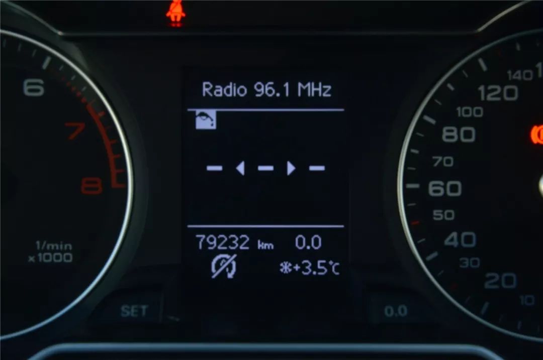 新品上架2013款奥迪a4l30tfsi手动舒适型