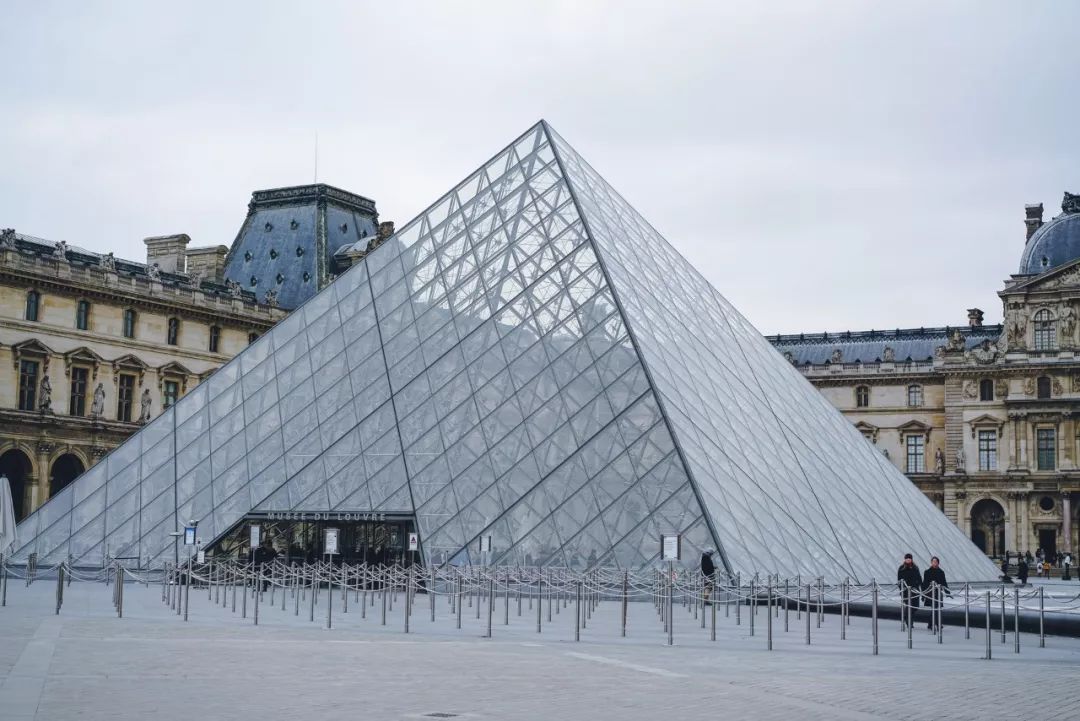 时代天幕之上,遇见金色的线性美学_建筑