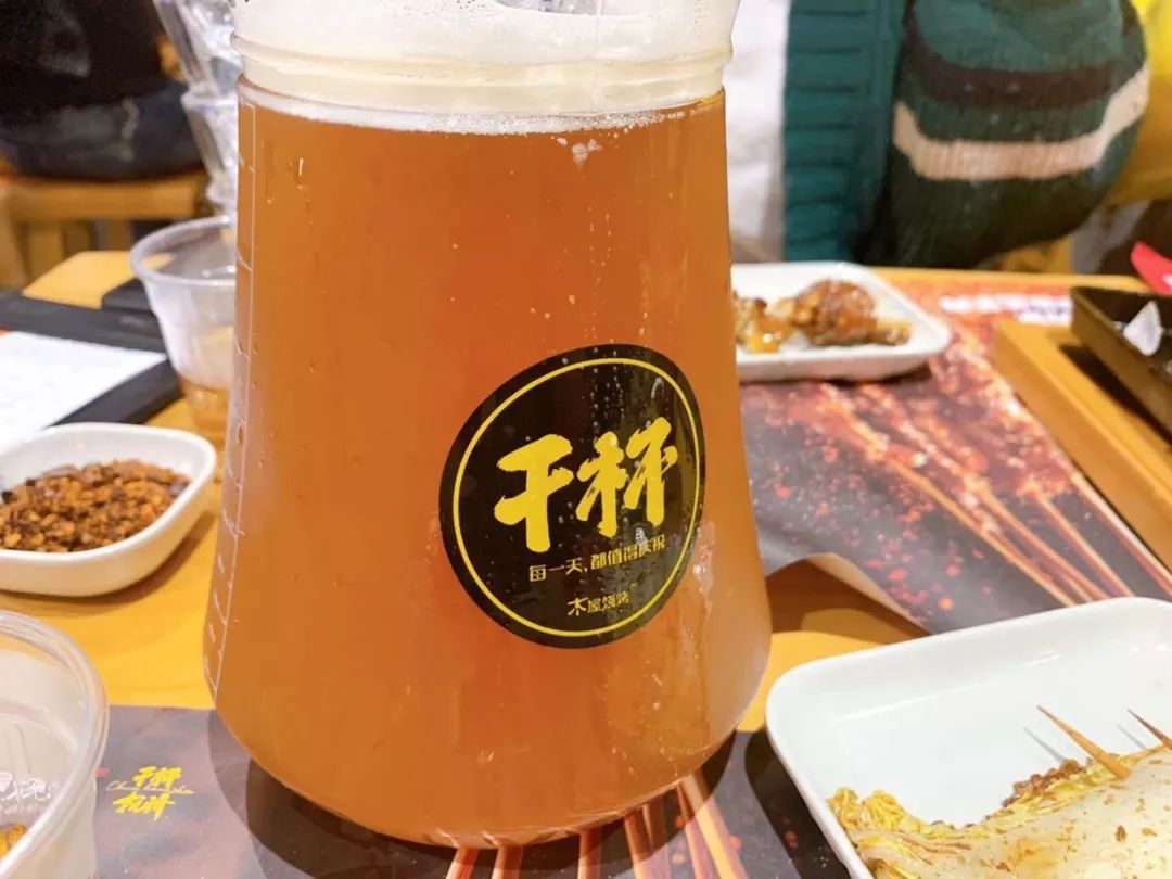 烧烤配啤酒木屋烧烤有自制精酿啤酒颜色比较深,有点像苹果汁入口顺滑