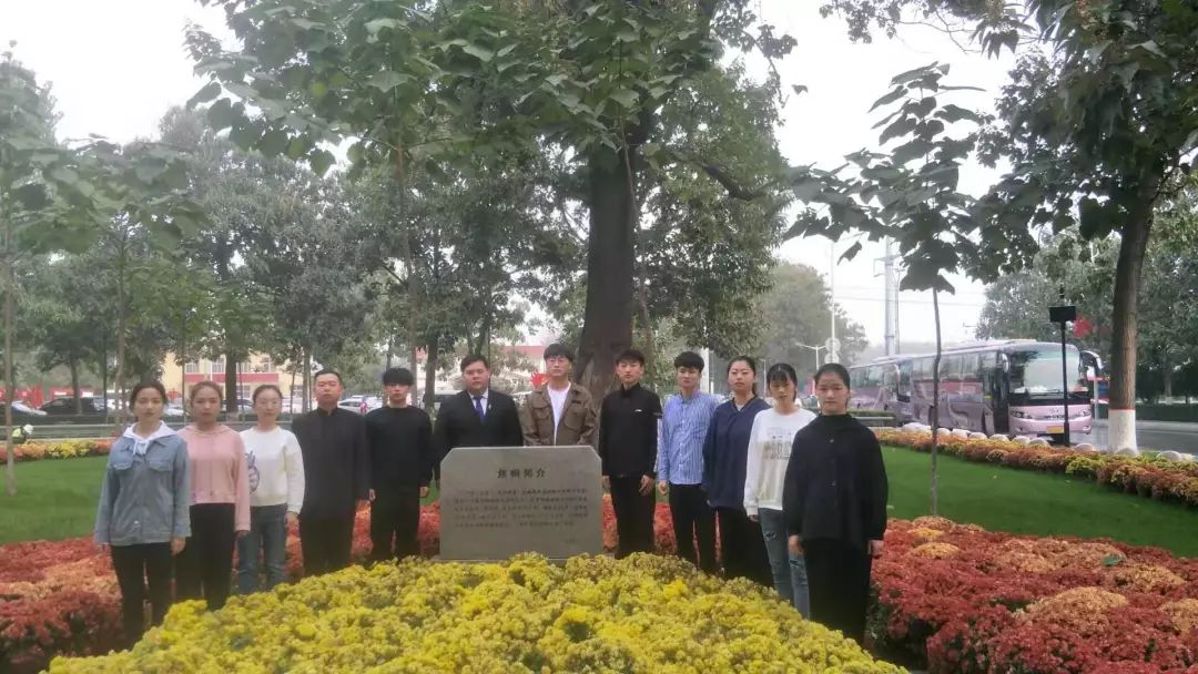 焦裕禄带领兰考人民反复试验,在盐碱沙地种植泡桐成功,让泡桐林成为