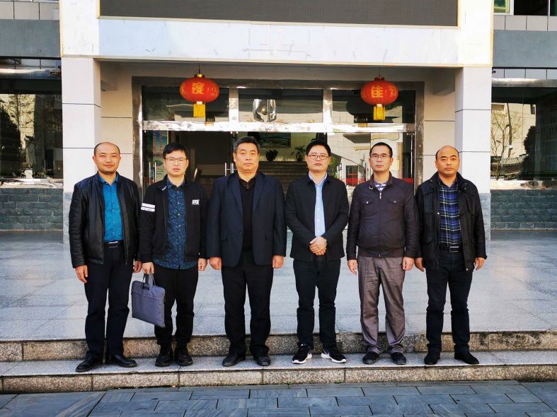 富阳副校长徐炳锋老师和场口中学副校长颜春锋老师在锦屏中学校长