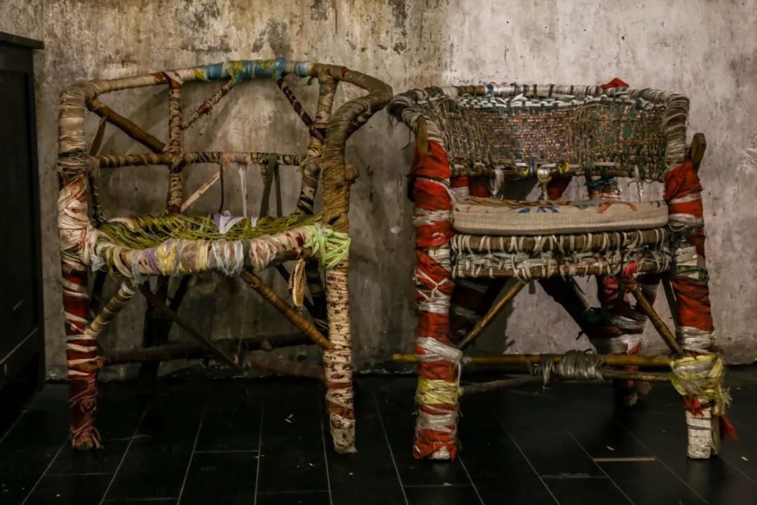 2005年开始茶馆由川美教授陈安健接手,这里便也成了一些艺术从业者的