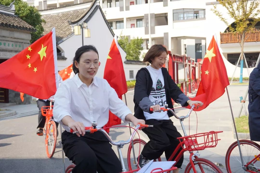 骑行贰妇女微家南街村妇女微家由退休女书记华惠芳以及老三八红旗手李