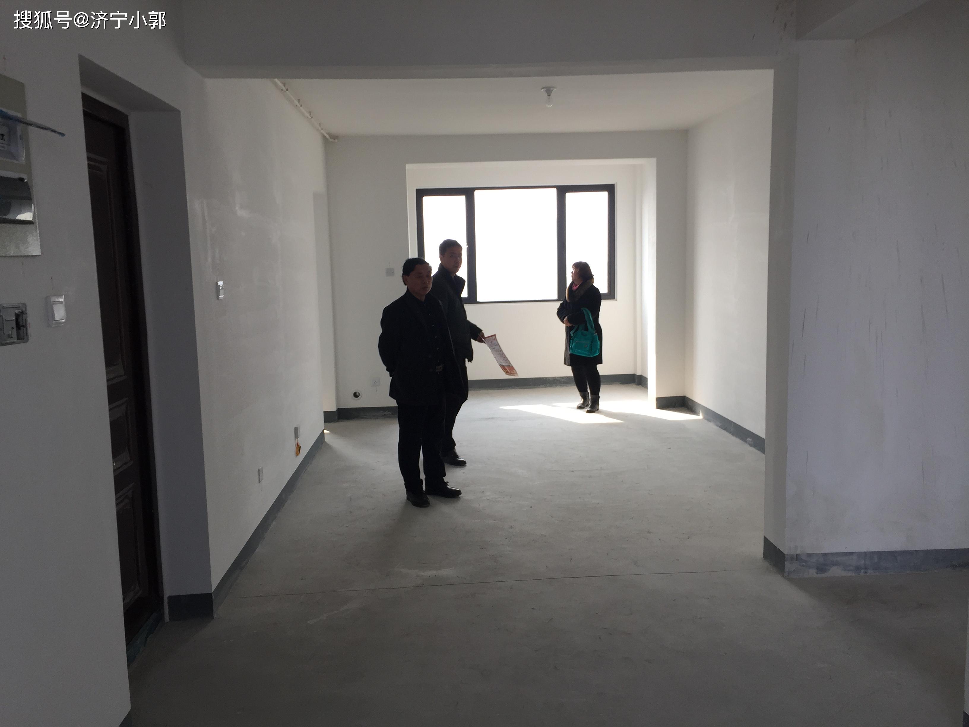济宁小郭量房验房跟着业主去济宁长泰百合花园验房