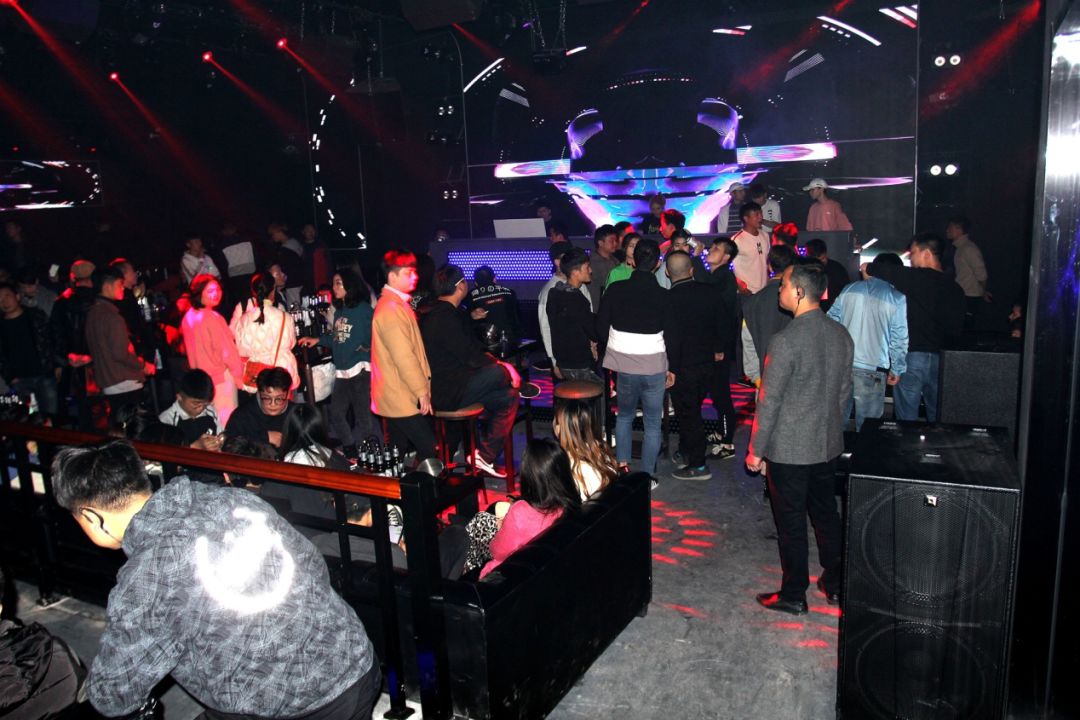 慈利县首家夜间娱乐经济新地标载尚音乐酒吧开门迎客