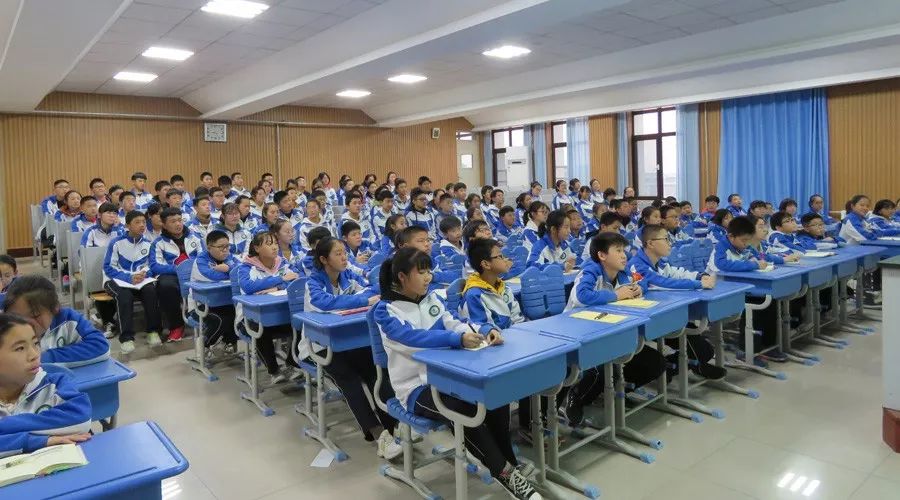 关注食品安全陪伴健康成长胶州七中举行食品安全知识讲座