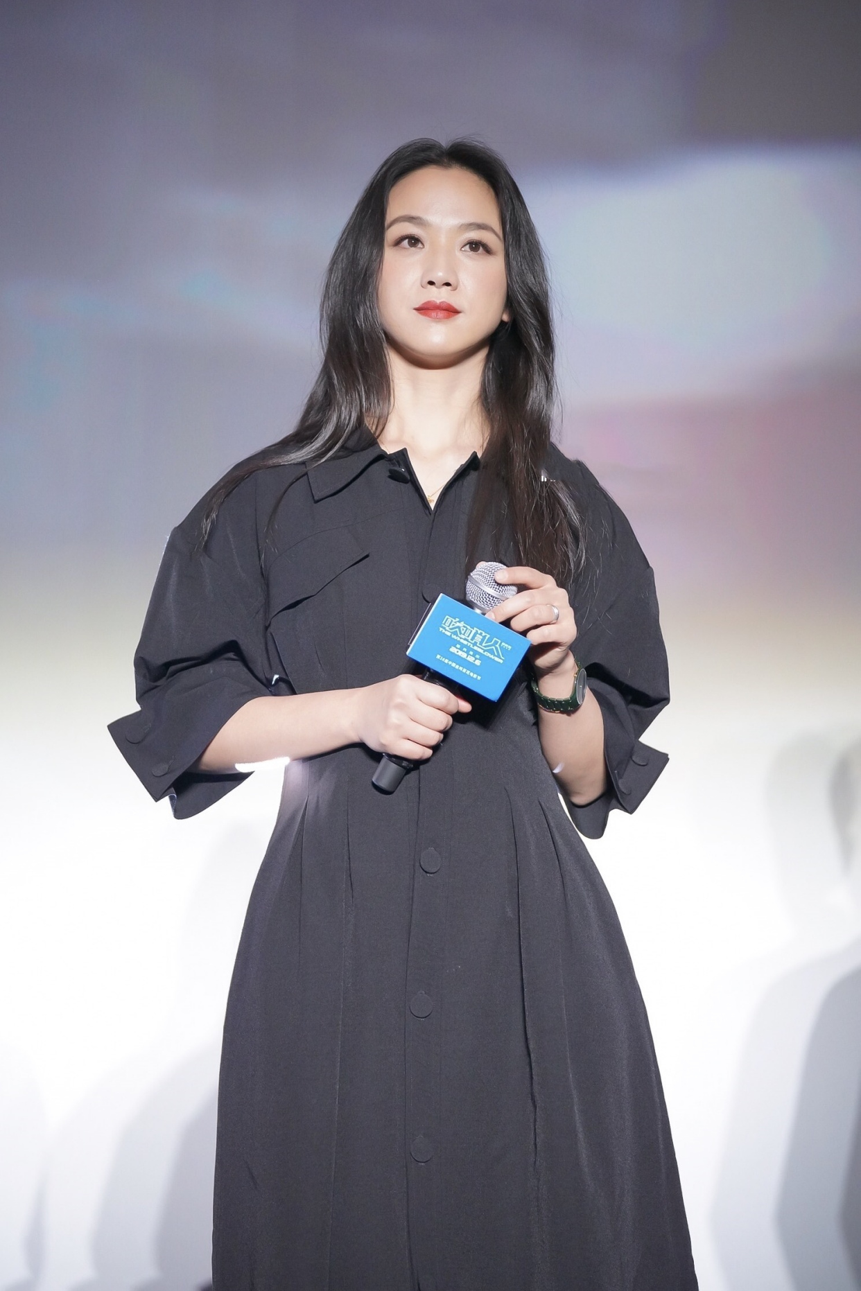 女神汤唯还是老了,40岁刚过眼角皱纹明显,束腰裙勒出蚂蚁腰抢镜