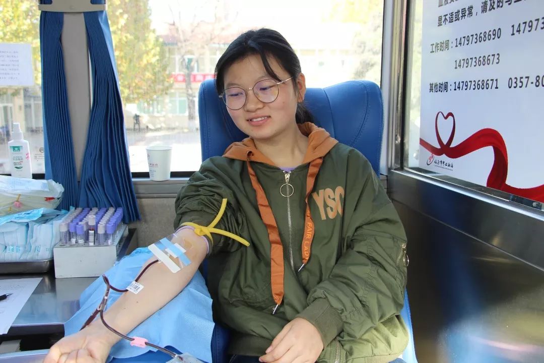 海南省国兴中学献血图片