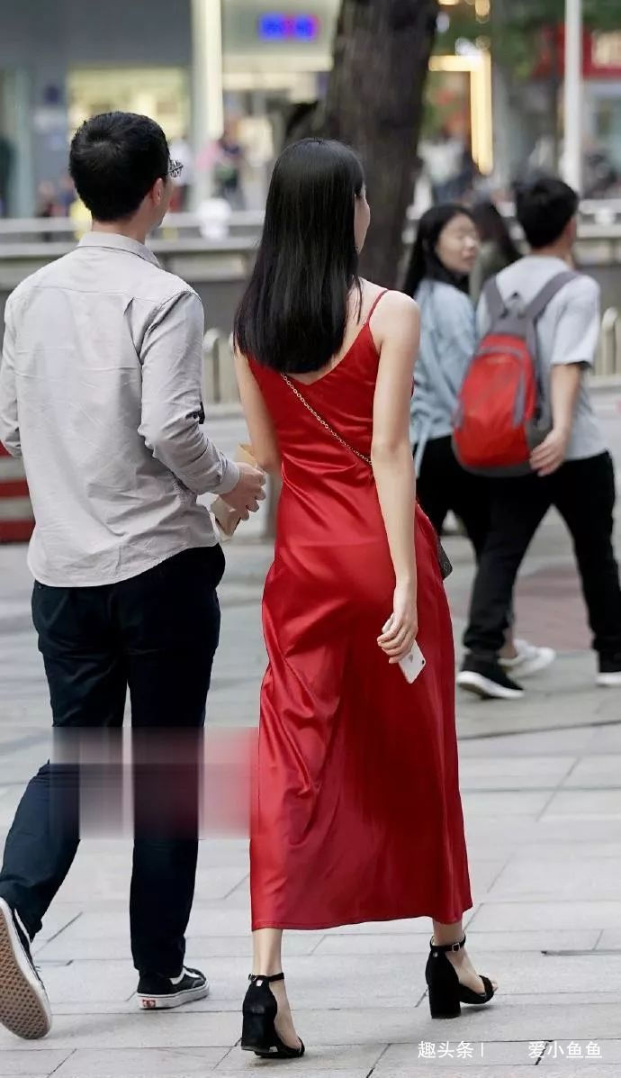 街拍美女红裙小姐姐这样穿在人群中格外的亮眼呢