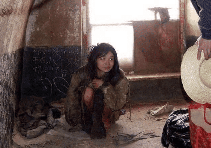 原创女大学生被人贩子拐卖到山区, 伺候两兄弟十多年, 救出时人都麻木