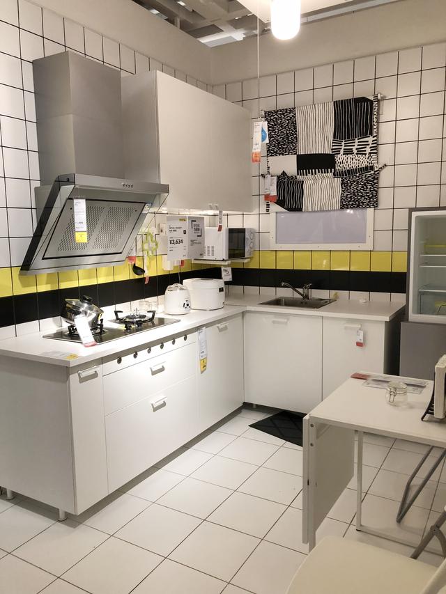 如果你只想简单一点,白色的橱柜门板搭配白色的石英石台面,墙面瓷砖上