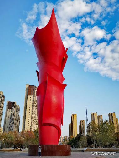 皋城广场大火炬惊现大马蜂窝_六安