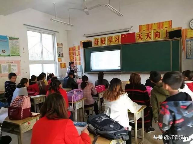 略阳县徐家坪镇秦河小学召开2019秋季学期家长会