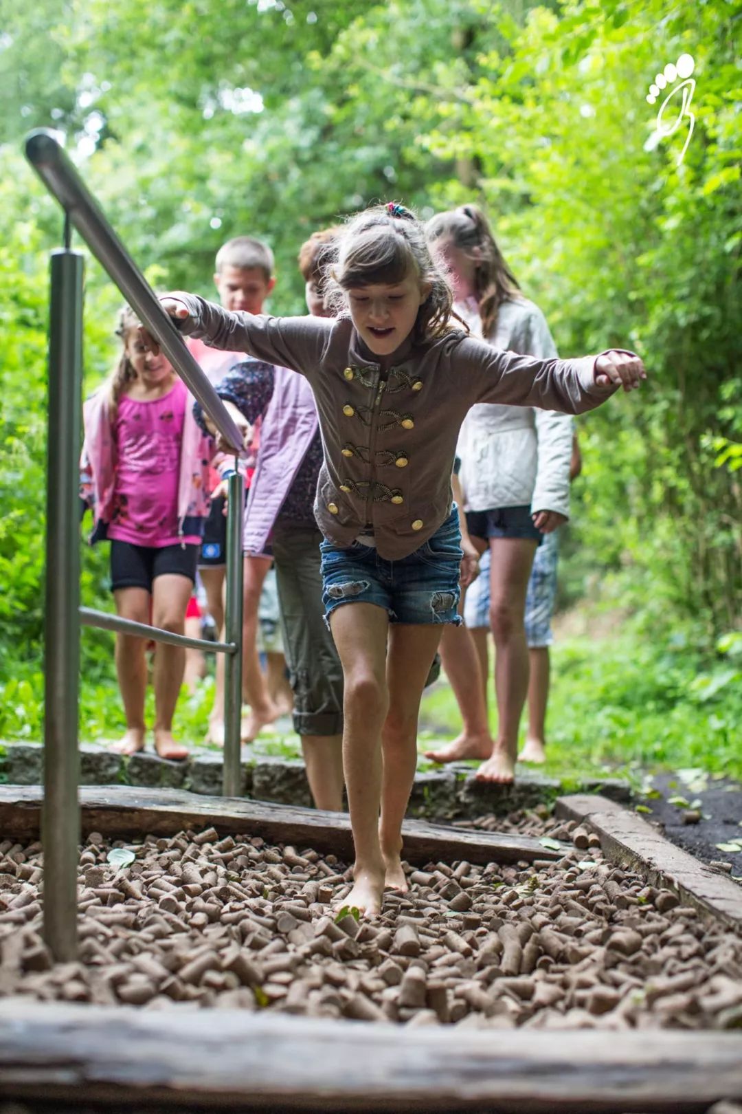 这个公园严禁穿鞋进入人们却为此乐此不疲