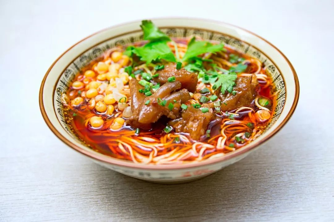 别小看这一碗蹄筋面,汤底用上等筒子骨熬制而成.