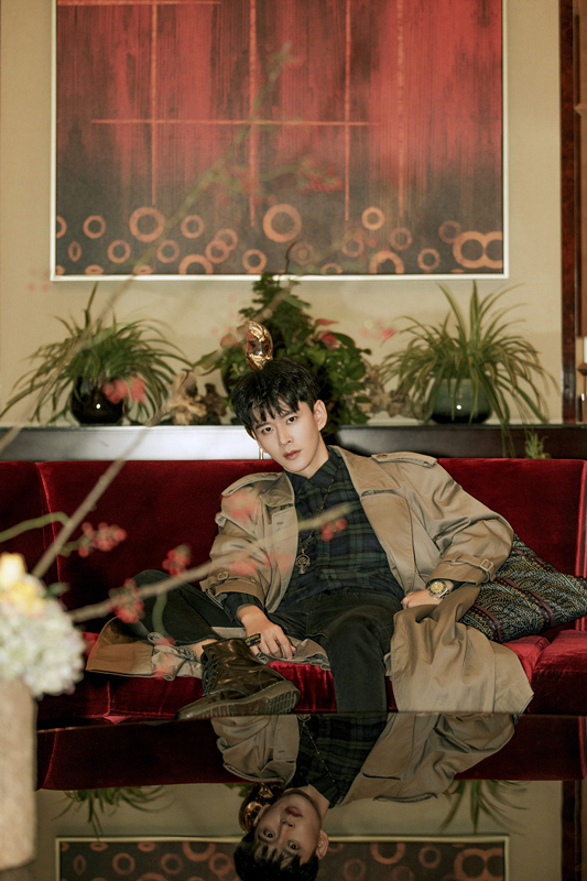 黄宥明质感写真释出 潇洒风衣化身儒雅绅士