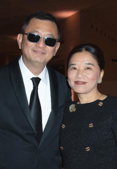 61岁王家卫罕见携妻赴宴,甜蜜合照显恩爱,结婚34年如今很幸福