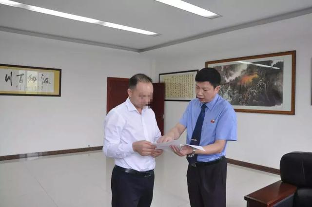 在当天的法庭调查环节出现戏剧性一幕:"黑老大"尹光德当庭指认主