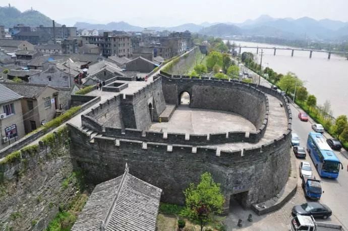 曾在此创建出军事壮举—空心敌台抗倭名将戚继光被赞为北京八达岭长城