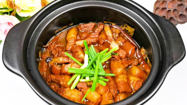 家里有客人来,试一试这种砂锅炖肉,肥而不腻,待客还有面子