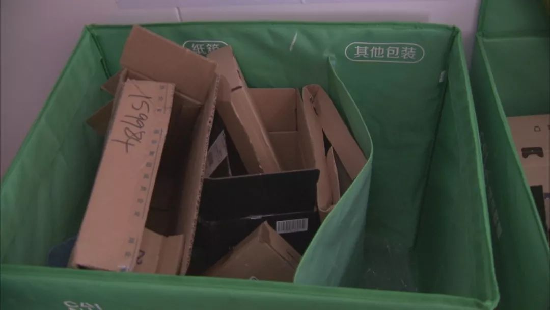 在县城上杭路中通快递营业厅,放着两只绿色的快递包装回收箱,回收箱分