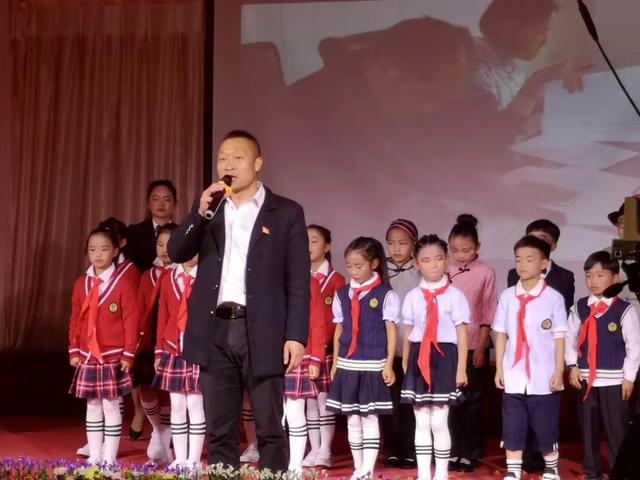 陆良县三岔河镇太平明德小学创作演出的舞台剧《粉笔无言写春秋》_王