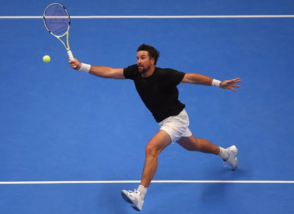 截击动作虽然简单,但想要打出力量重,落点深又稳定的截击球可不简单.