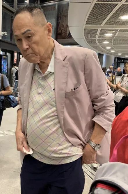 原创百亿花花公子也落寞83岁富二代身边不见女友缓慢拖包老态龙钟