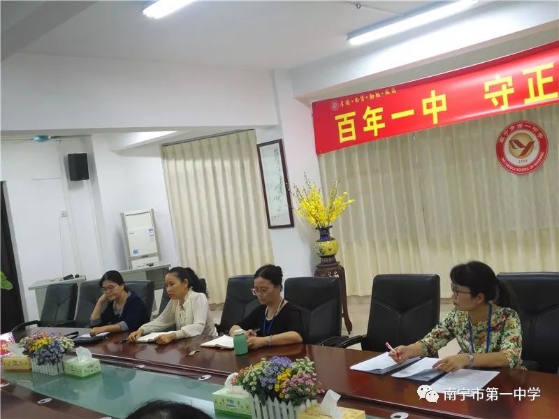 玉玲副校长对年级工作提出期望高二年级主任彭静老师布置工作认真思索