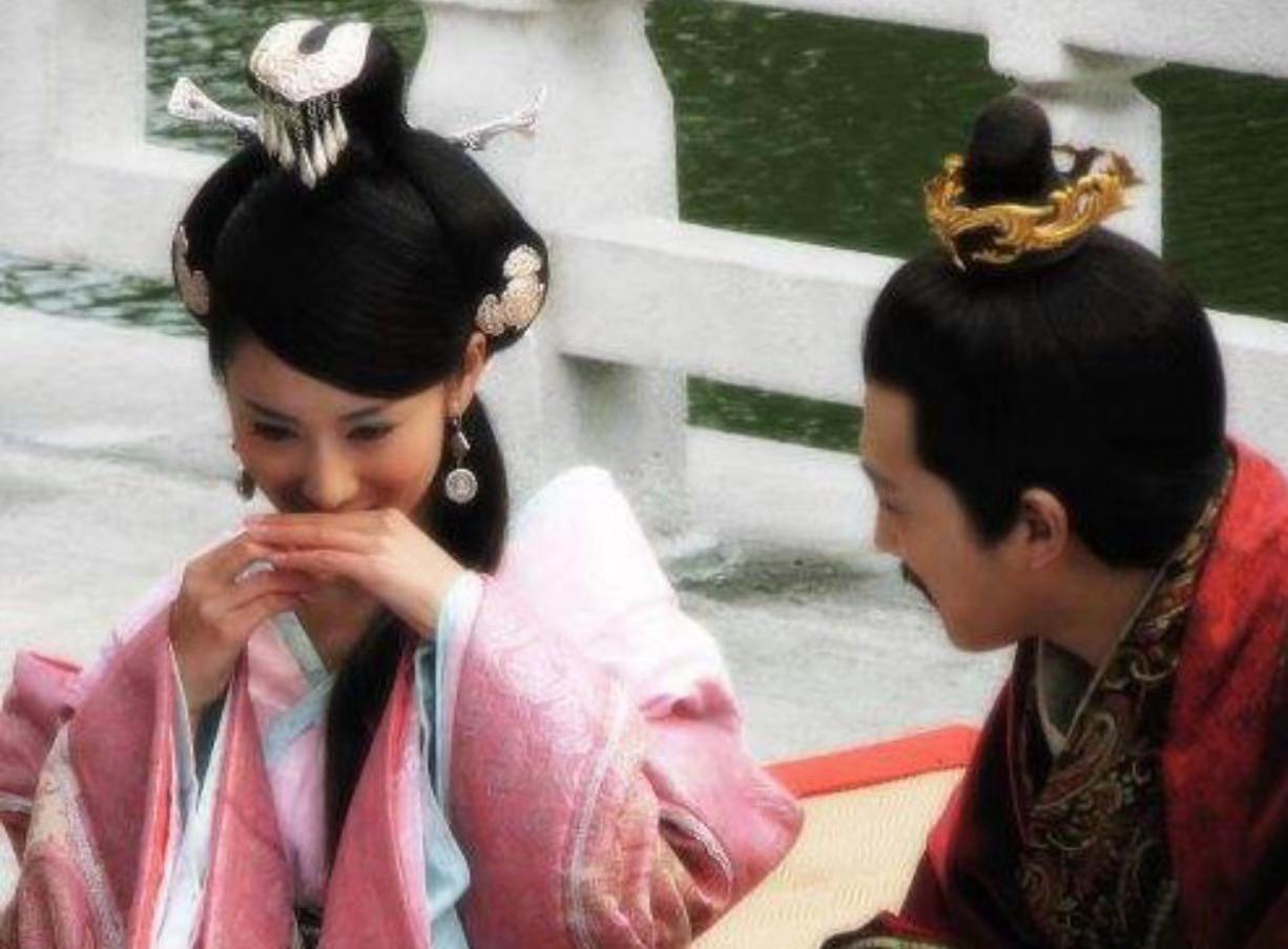 就说有一次,汉成帝在无意之中从门窗的细缝看到了赵合德在沐浴.