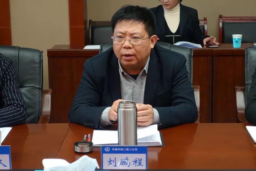 62二公司总经理刘鹏程作表态发言中铁二局二公司总经理刘鹏程参加了