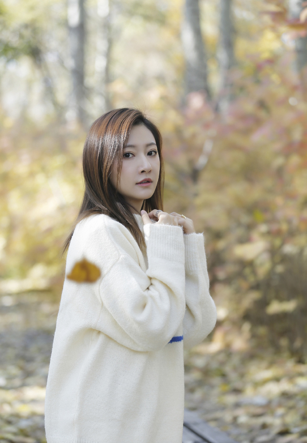 青年演员余玥温婉户外街拍写真