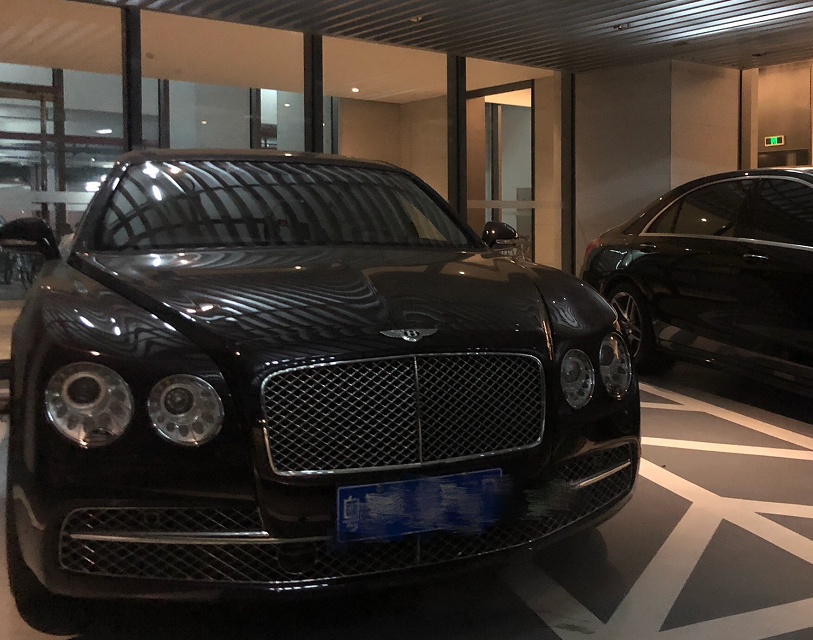 深圳的高档小区一个车位要50万车库中豪车无数却被crv抢镜