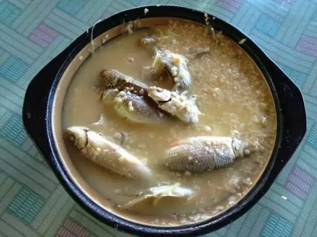 酒糟煮石鲮鱼(会冲浪的鱼):这种鱼小巧可爱,因为对水质要求比较高,又