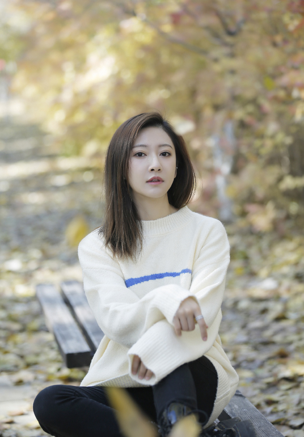 青年演员余玥温婉户外街拍写真