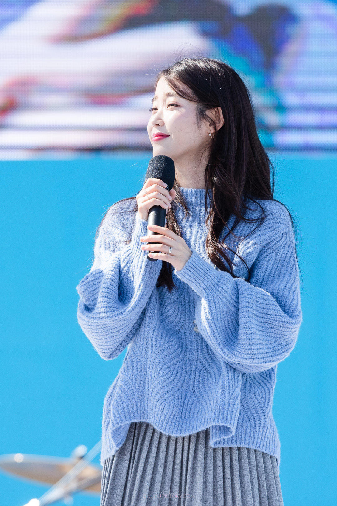 原创iu李知恩太有少女感了,穿蓝色毛衣搭配百褶裙甜美可爱,清新俏皮