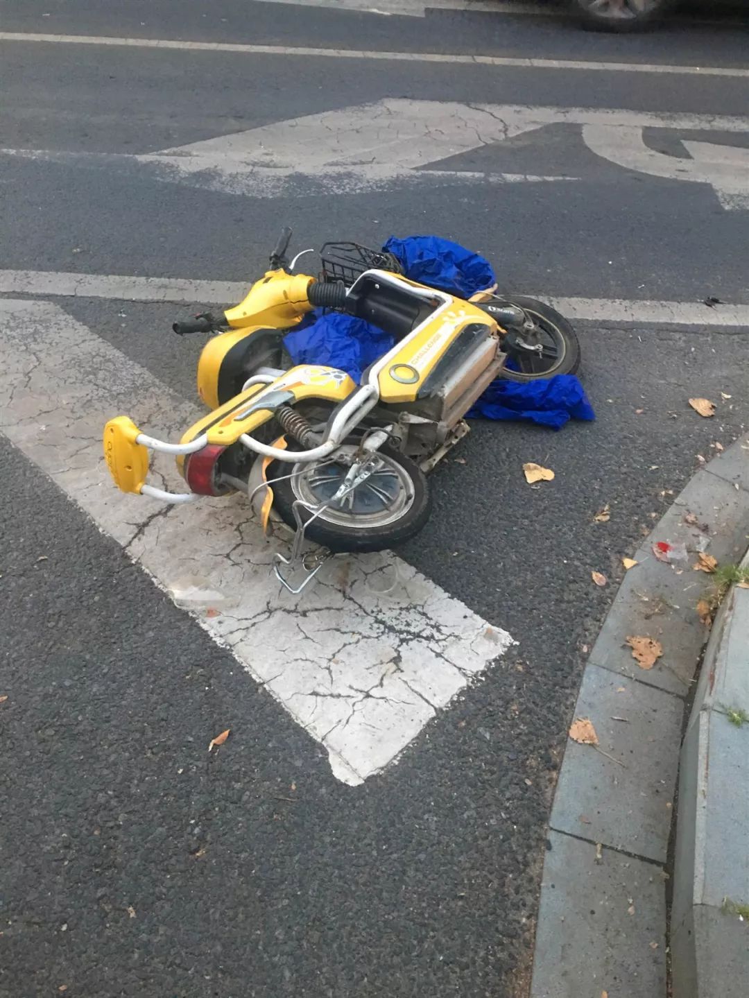 金坛城西凤凰城路口,一骑电瓶男子被面包车撞飞_车祸