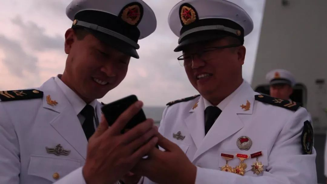 凌晨六点,19名老兵站在"查干湖舰"的甲板上等待着太阳从海平面升起