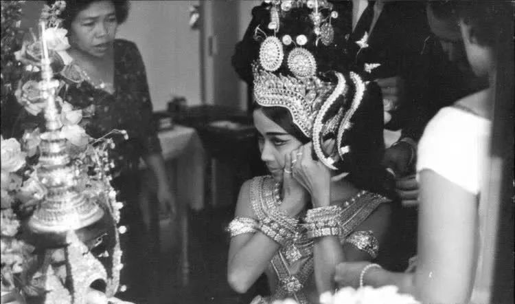 诺罗敦·帕花黛维长公主于诺罗敦高中(lycée preah norodom)毕业后