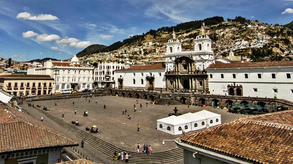 我在基多呆了两天,基本上是慢悠悠的行走在这个小城,我走过了它老城的