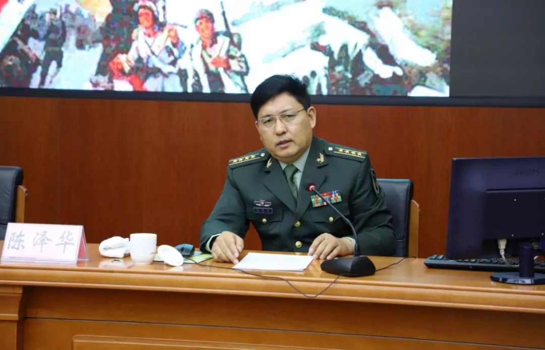 东莞军分区副司令员陈泽华以"长征精神的时代启示"为主题,为我镇领导