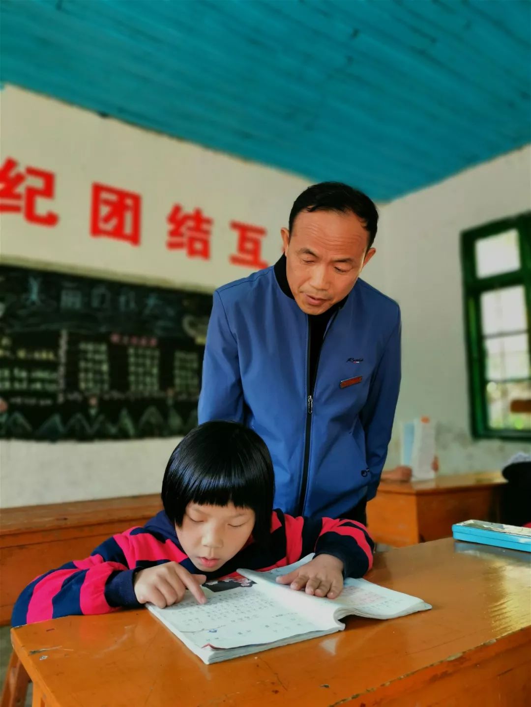 1981年,张绍康从三明师范学校毕业后,就来到郑湖乡小学任教.