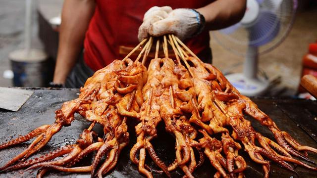 为什么夜市上的鱿鱼烤串那么好吃?摊主说那是因为多加了这个步骤