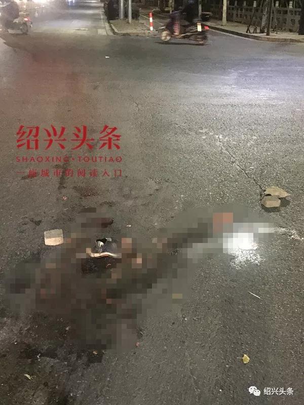 绍兴街头发生惨烈车祸一对夫妻被车碾压男子当场死亡现场惨不忍睹