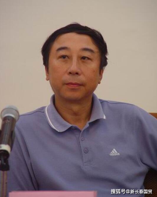 基因强大冯巩72岁姐姐近照曝光姐弟二人简直是复制黏贴