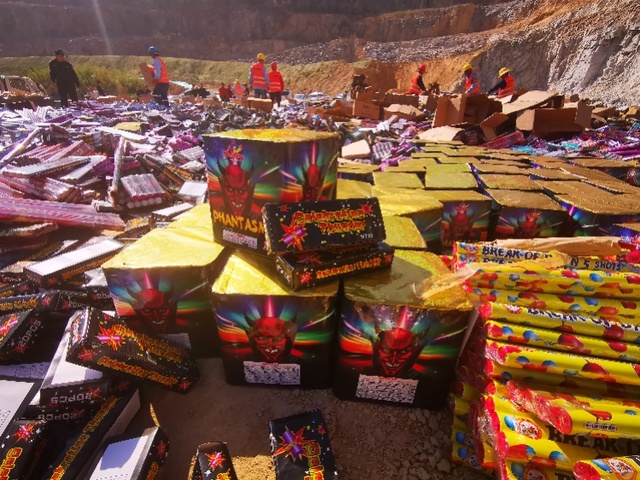 广州警方销毁24吨非法烟花爆竹!假称玻璃杯报关欲非法出口被查